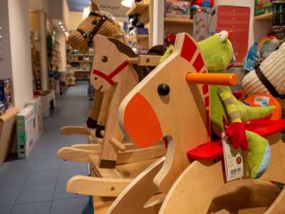 Tra questi i tanti balocchi in legno come i cavalli, i trampoli...